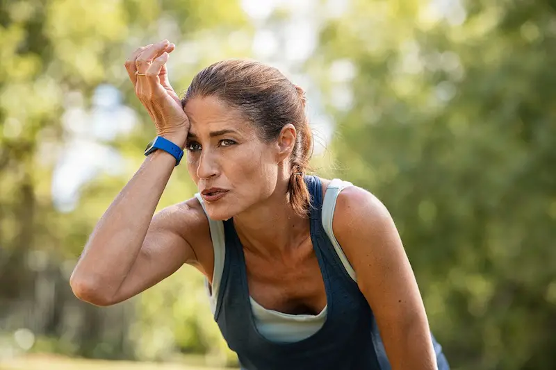 Mujer de más de 40 años corriendo para conseguir bajar de peso