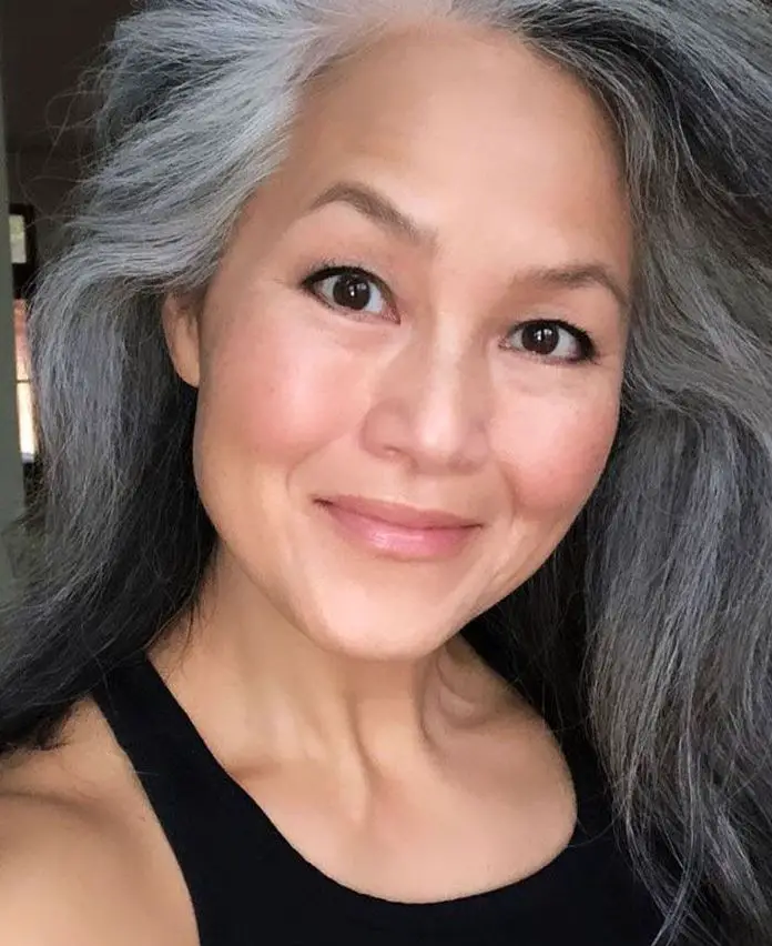 mujer oriental con canas