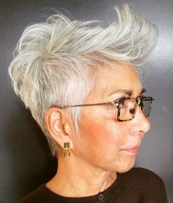 mujer de mediana edad con canas y corte de pelo pxie
