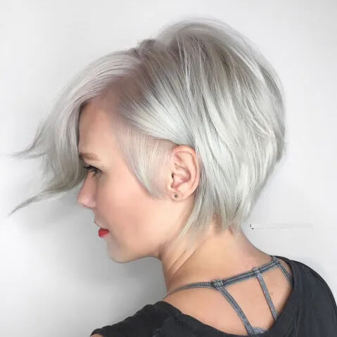 mujer pelo gris corte pixie