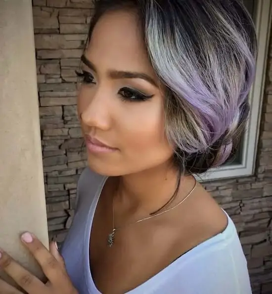 mujer joven de tez morena con color gris y lavanda en el pelo