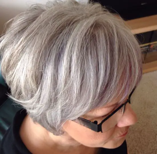 mujer con pelo canoso y pelo corto