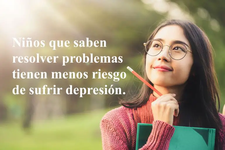 niña sonriendo con lentes lápiz en mano