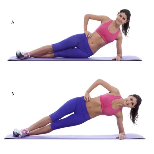mujer con ropa deportiva haciendo planchas laterales como ejercicio