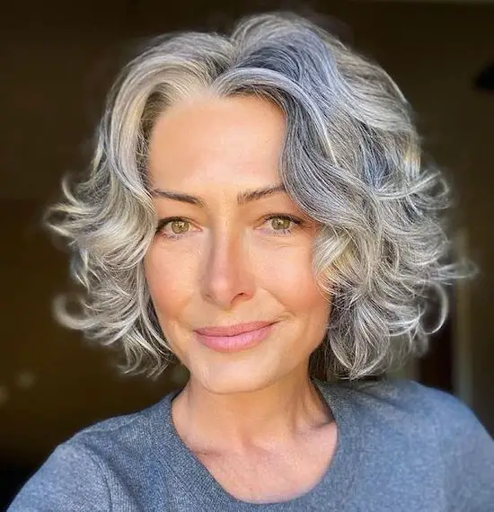 mujer con pelo canoso y corto sweater azul