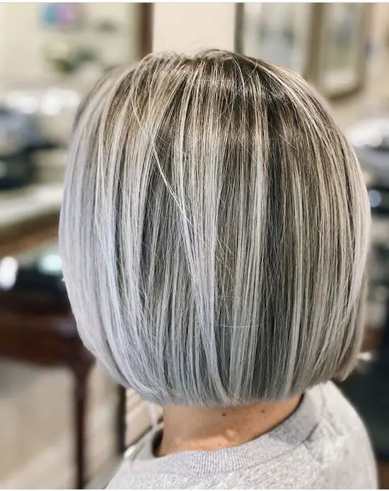 mujer de pelo canoso corto