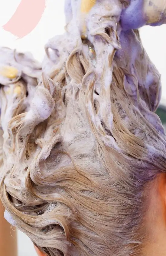 mujer recibiendo tratamiento en el pelo