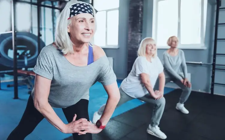 mujeres de mediana edad haciendo ejercicio con ropa deportiva