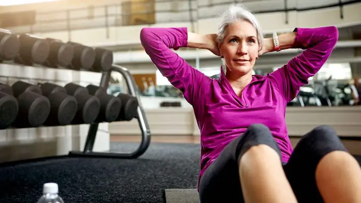mujer de 50 y más haciendo ejercicio con ropa deportiva