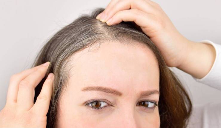 mujer mostrando sus canas