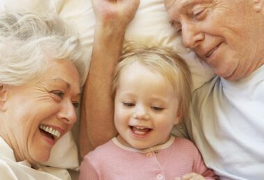 Abuelos que cuidan a sus nietos