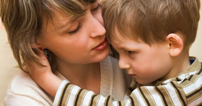 Consolar a un niño que está llorando