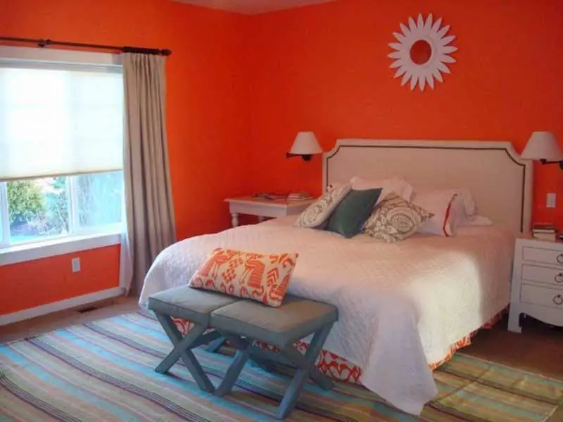 Una habitación de color anaranjado