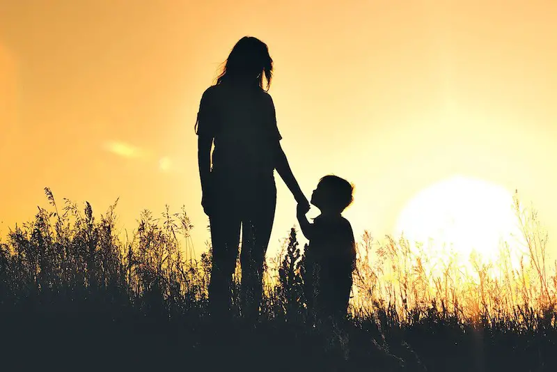 Cosas que las madres pueden enseñarles a sus hijos varones