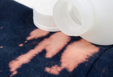 Trcuos quitar manchas de cloro de la ropa