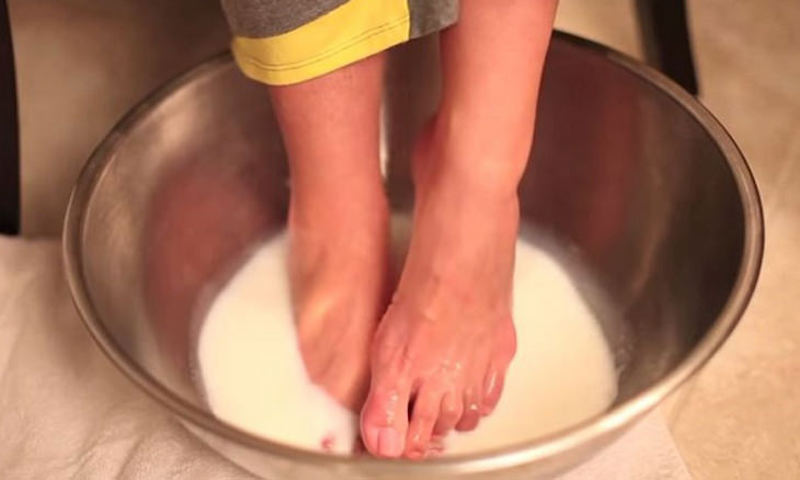 Lavar los pies con leche para suavizarlos