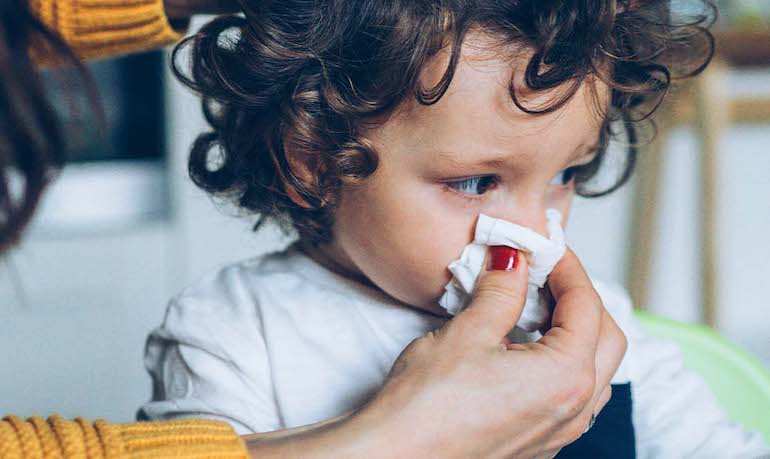 niño pequeño madre sonando nariz de niño