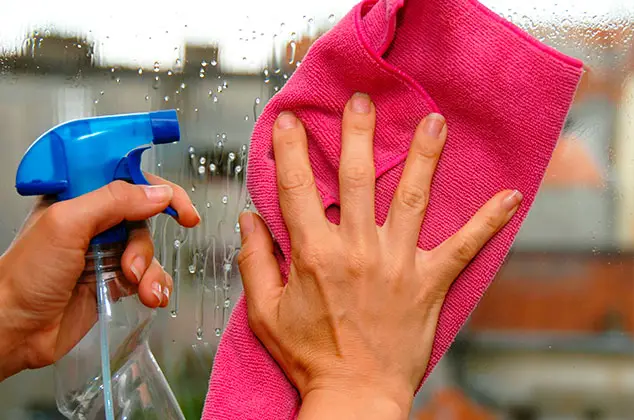 Cómo limpiar los vidrios y no dejar manchas