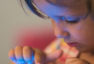 No des el celular a tu hijo para calmarlo