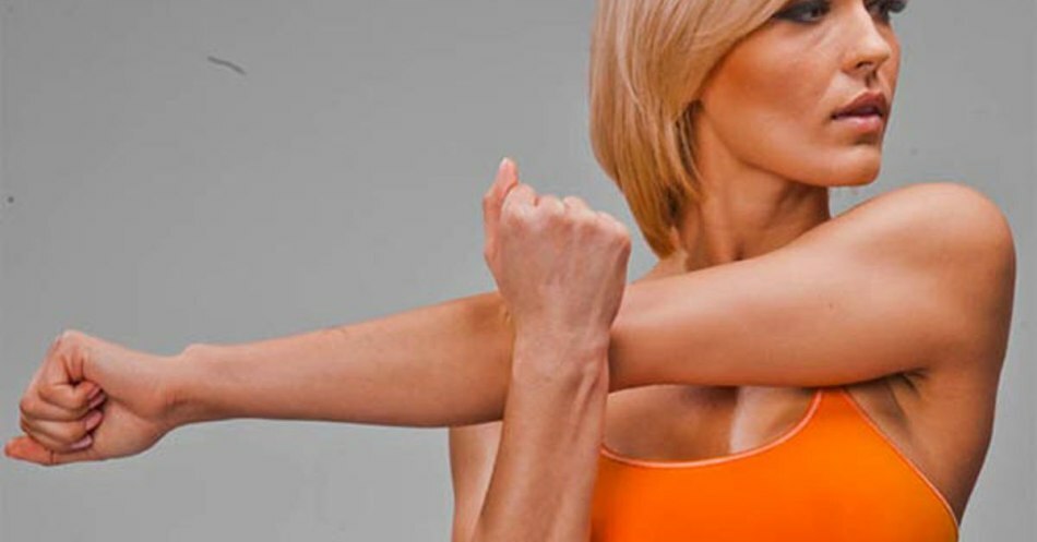 Mujer haciendo ejercicios para brazos