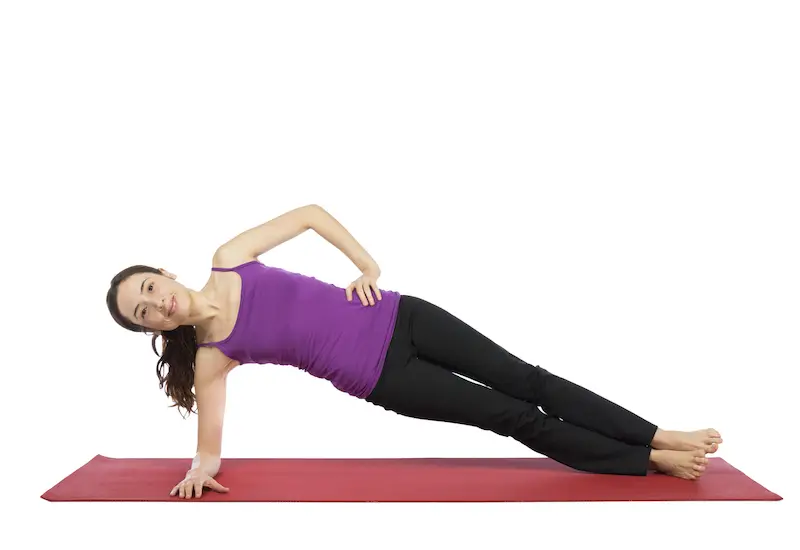 Mujer haciendo Side Plank 