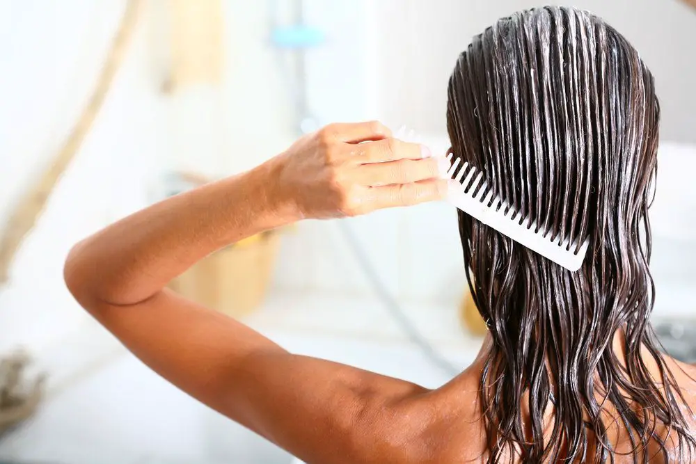 Mujer aplicando keratina a su cabello