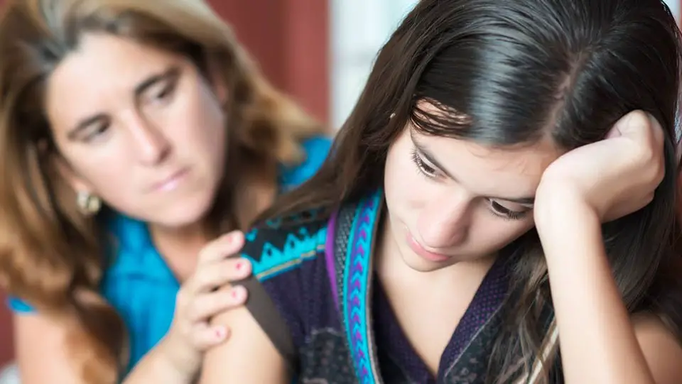 Madre hablando con su hija adolescente