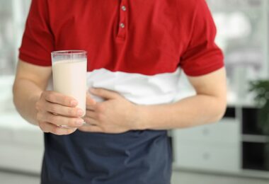 Persona que sufre intolerancia a la lactosa