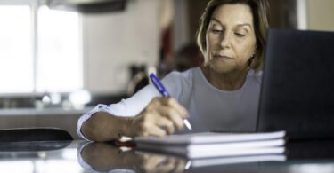 Mujer mayor aprendiendo