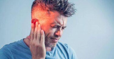 Una persona que sufre tinnitus