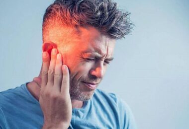 Una persona que sufre tinnitus