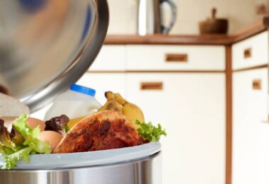 Cocina llena de basura