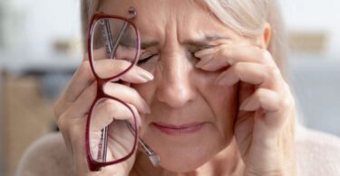 Mujer sufre visión borrosa