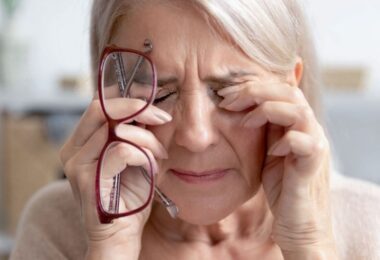 Mujer sufre visión borrosa
