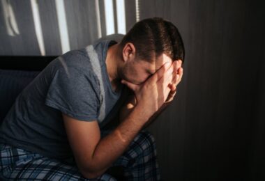 Hombre que es adicto a las relaciones tóxicas