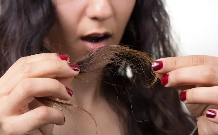 Mujer con el cabello teñido y maltratado