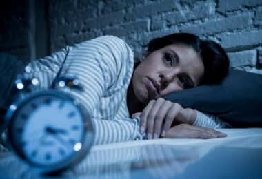 Persona con insomnio tras despertarse a las 3:00 am