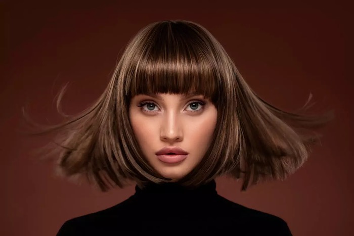 Foto de una modelo con un corte de pelo con flequillo cortina con capas suaves