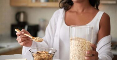 Mujer probando los beneficios de la avena para luchar contra la hipertensión y mejora tu digestión