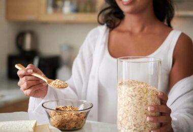 Mujer probando los beneficios de la avena para luchar contra la hipertensión y mejora tu digestión