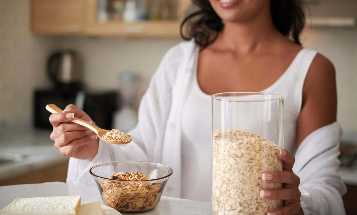 Mujer probando los beneficios de la avena para luchar contra la hipertensión y mejora tu digestión