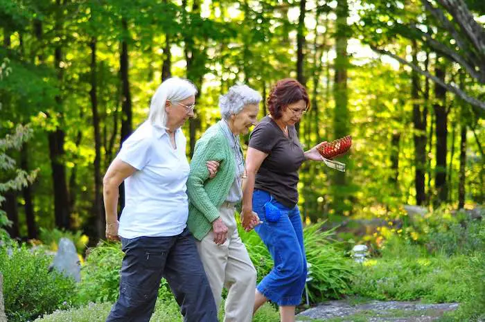 Mujeres acompañándose para aprovechar los beneficios de las caminatas para regular los niveles de glucosa en la sangre