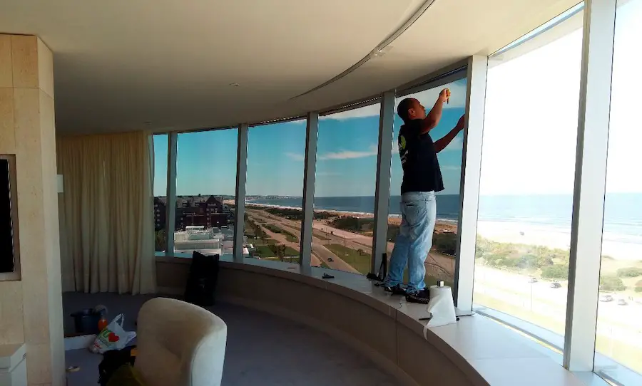 Polarización de vidrios y películas para ventanas que resguardan el hogar del calor exterior
