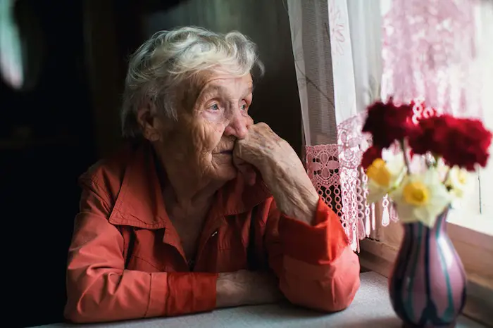 Madres de la tercera edad que sienten que son una carga suelen hacer estas cosas