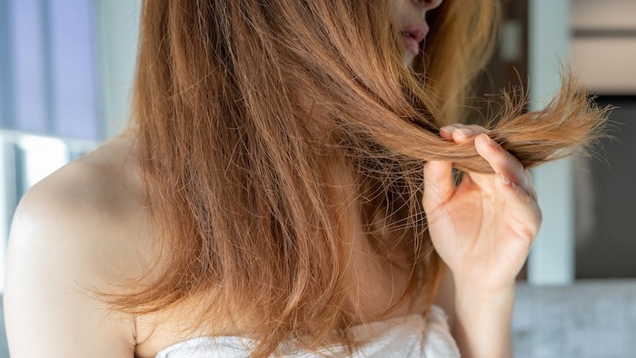 Mujer con el cabello reseco