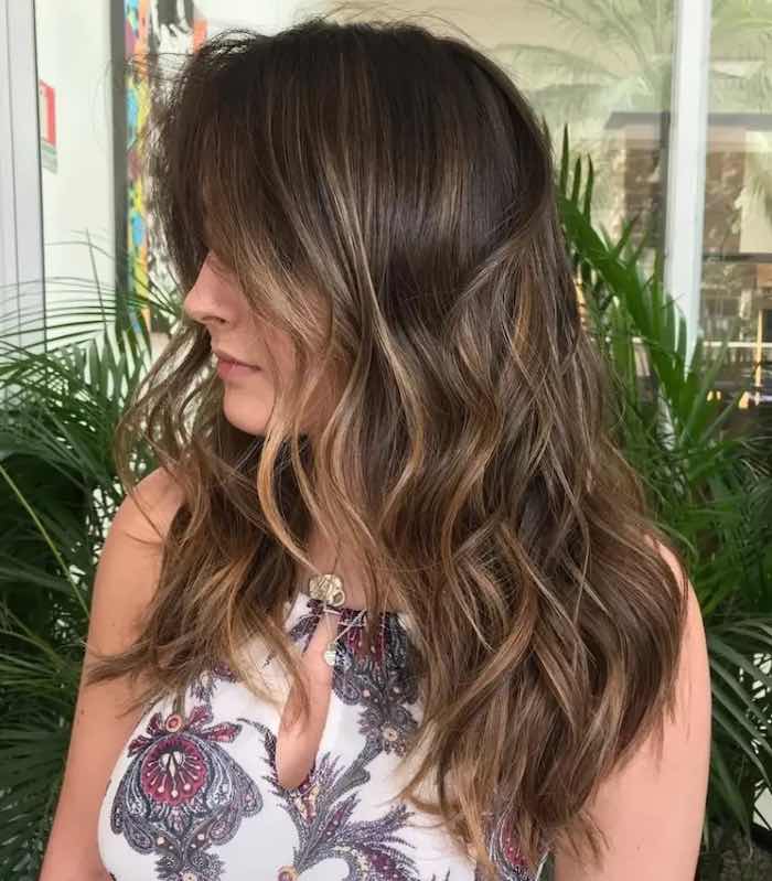 Mujer con reflejos dorados en el cabello