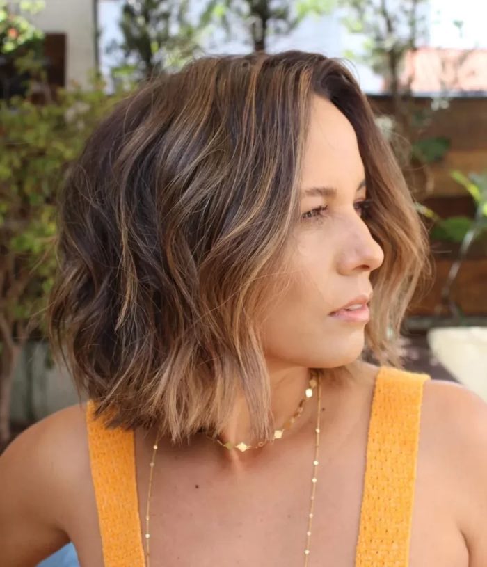 Mujer con cabello con tonosmarrón y chocolate