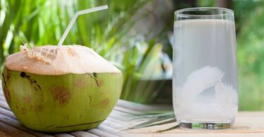 Beneficios del agua de coco para la salud renal