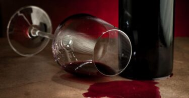Quitar manchas de vino del mantel usando sal de mesa