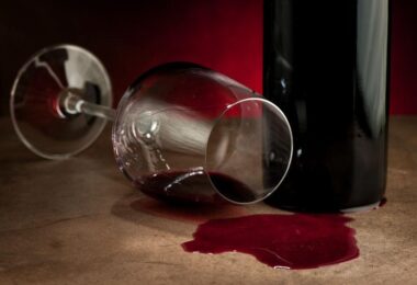 Quitar manchas de vino del mantel usando sal de mesa